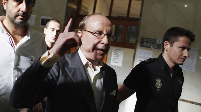 El empresario Jose María Ruiz Mateos, escoltado por la policía a su llegada a los juzgados de Palma en 2012