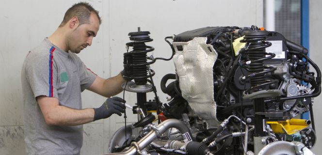 Empleados de la empresa automovilística Citroen en la cadena de montaje. EFEArchivo
