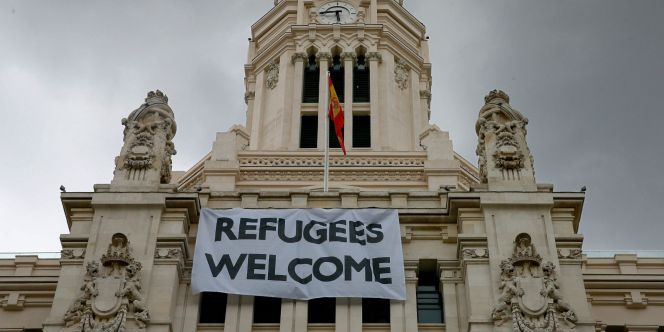 GRA377. MADRID, 07092015- Detalle de una pancarta con la leyenda "Refugees Welcome" -"Refugiados, bienvenidos", colocada en la fachada del Palacio de Cibeles, sede del Ayuntamiento de Madrid, como manera de expresar la solidaridad de la ciudadanía de Madrid con la dramática situación de los refugiados.