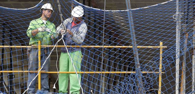 En la imagen, varios trabajadores de la construcción.