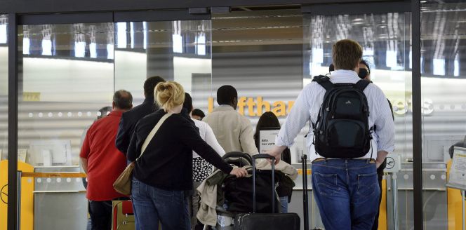 Pasajeros en el aeropuerto de Hannover (Alemania) hoy.