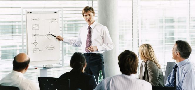 Grupo de directivos recibiendo formación.