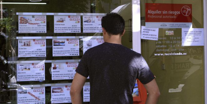 Vista de un escaparate de una inmobiliaria en Madrid, con anuncios de pisos en venta y alquiler. EFEArchivo