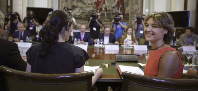 La ministra de Agricultura, Alimentación y Medio Ambiente, Isabel García Tejerina (d), se ha reunido hoy con representantes de la Organización Interprofesional Lactea.