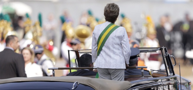 Dilma Rousseff, de pie sobre un vehículo durante los actos de conmemoración del día de la Independencia, en Brasilia esta semana.