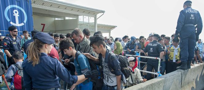 Refugiados pasan un control policial en Austria a su llegada desde Hungría.
