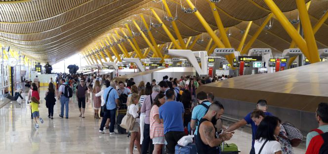 Viajeros en la zona de salidas de la T4, en el aeropuerto Adolfo Suárez Madrid-Barajas.