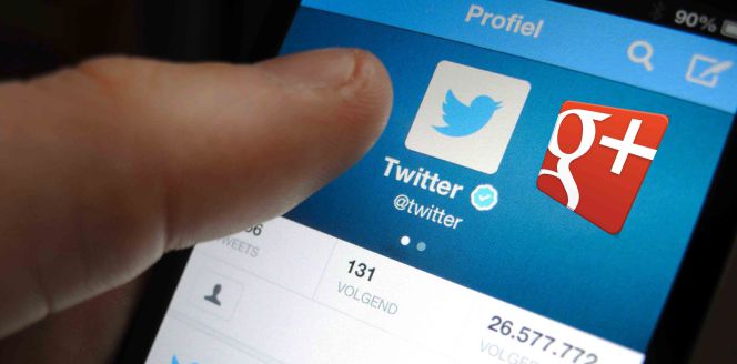 Un usuario utiliza la aplicación de Twitter en el móvil.
