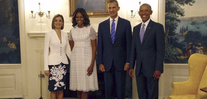 Los reyes Felipe y Letizia junto al presidente de EEUU, Barack Obama y la primera dama, Michelle, posando hoy en la Casa Blanca, en el primer día del viaje oficial que sus Majestades realizan a Estados Unidos.