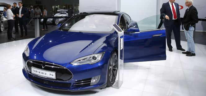 Modelo S de Tesla que ha sido presentado en el salón del automóvil de Fráncfort