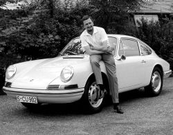 Ferdinand Butzi Porsche, nieto del fundador de la marca, posando con su gran creación en la década de los 60.