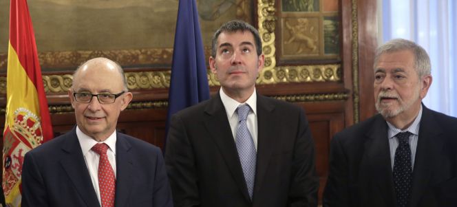 El ministro de Hacienda, Cristóbal Montoro; el presidente de Canarias, Fernando Clavijo, y el secretario de Estado de Administraciones Publicas, Antonio Beteta.