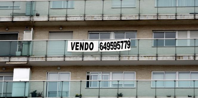 Un cartel anuncia la venta de una vivienda. EFEArchivo