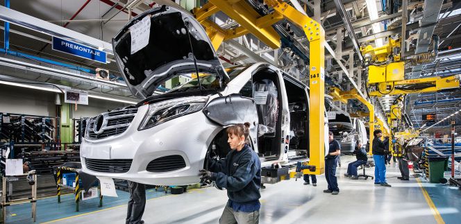 Línea de montaje en la fábrica de Vitoria de Mercedes-Benz.