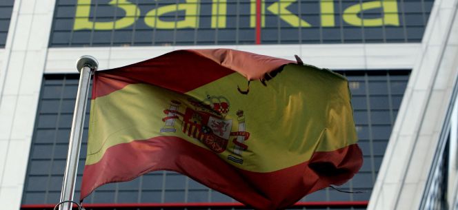 Una bandera de España ondea ante la sede de Bankia en Madrid. EFEArchivo