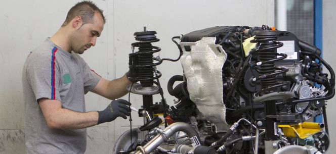 Empleados de la empresa automovilística Citroen en la cadena de montaje.