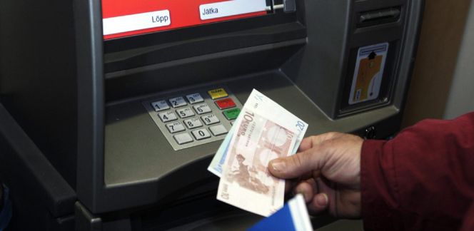 Un hombre retira euros de un cajero automático. EFEArchivo