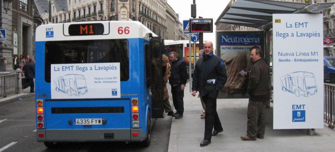 Usuarios del transporte público en Madrid.