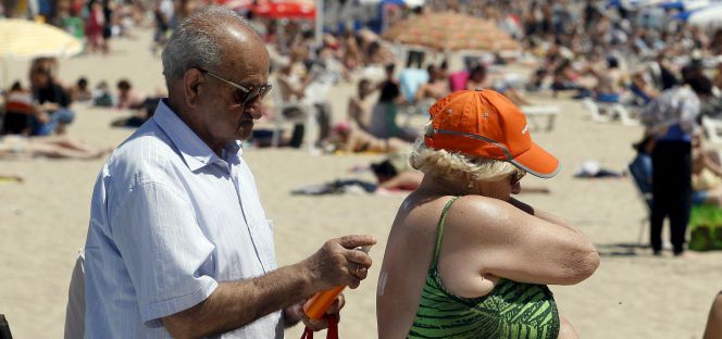 Una pareja de ancianos en la playa de El Postiguet, en Alicante.