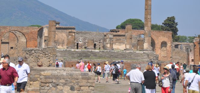 Restos del templo de Júpiter, con el Vesubio de fondo.