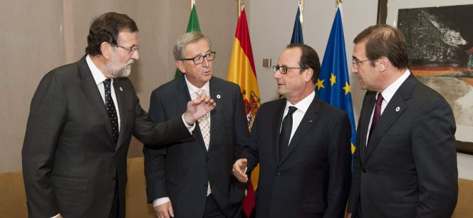 El presidente del Gobierno, Mariano Rajoy (izquierda), junto al presidente de la Comisión Europea, Jean-Claude Juncker; el presidente francés, François Hollande, y el primer ministro portugués, Pedro Passos Coelho (derecha), en Bruselas.
