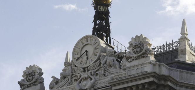 Reloj en la fachada de la sede del Banco de España, en la Plaza de Cibeles en Madrid.