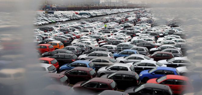 Coches nuevos listos para ser embarcados para su exportación, en Bremerhaven (Alemania).