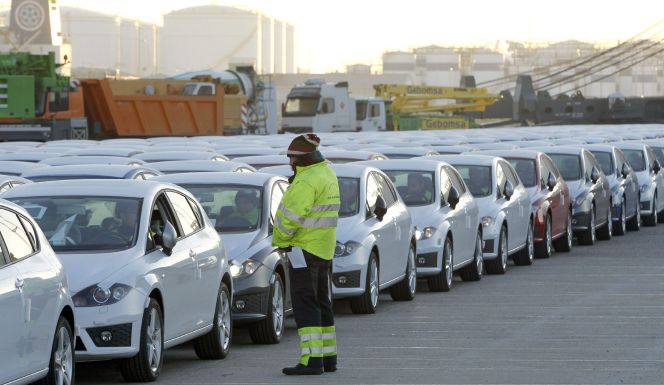 Un operario controla el embarque, esta mañana en el puerto de Barcelona, de coches de la marca Seat con destino a China.