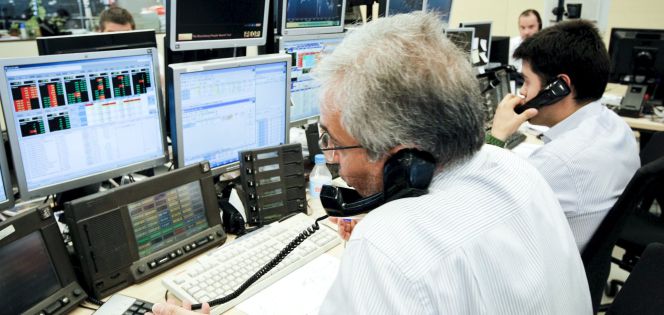 Los agentes de Ahorro Corporación, grupo de servicios financieros encargado de la subasta de bonos y letras del Tesoro Público.