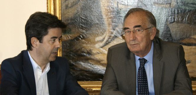 El presidente de Ibercaja, Amado Franco (a la derecha) y el alcalde de Huesca, Luis Felipe, durante una reunión celebrada este martes.