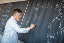 ¿Cómo puede un profesor promocionar a catedrático?
