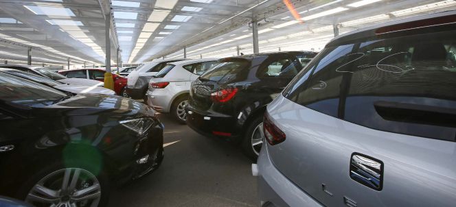 Vista de la zona de aparcamientos de los coches recién salidos de la fabrica de la empresa Seat, en sus instalaciones de Martorell (Barcelona).