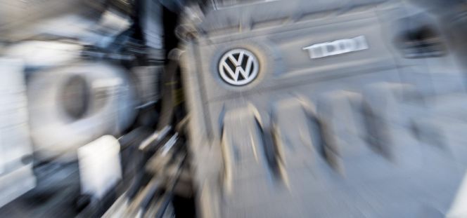 Fotografía con efecto zoom que muestra el motor diésel de un Volkswagen Golf 2.0 TDI en un taller en Fráncfort (Alemania)