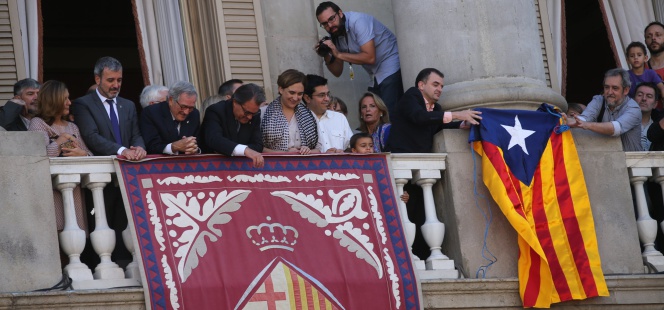 Guerra de banderas en el balcón del Ayuntamiento de Barcelona