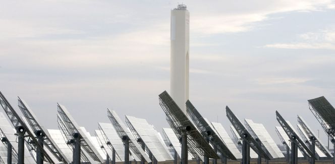 Vista de la planta solar de ABENGOA en Sevilla. EFEArchivo