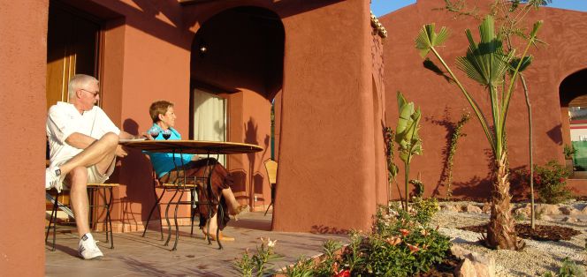 Apartamentos donde se alojan viajes organizados para personas jubiladas.