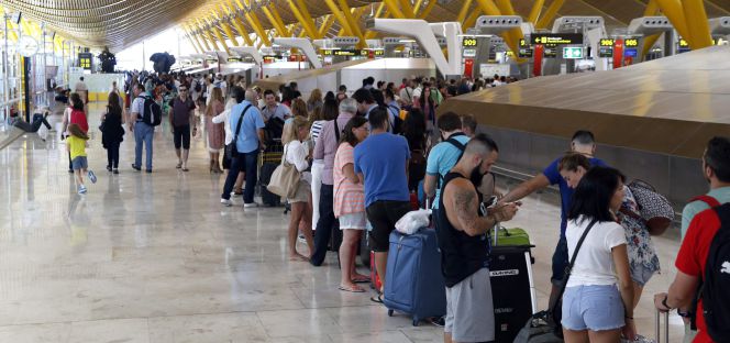 Viajeros en la zona de salidas de la T4, en el aeropuerto Adolfo Suárez Madrid-Barajas.