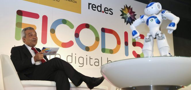 El secretario de Estado de Telecomunicaciones, Víctor Calvo-Sotelo, junto al robot humanoide de nombre Nao, durante el acto de inauguración de la séptima edición del Foro Internacional de Contenidos Digitales (FICOD).