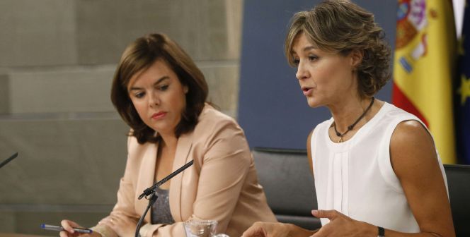 La vicepresidenta del Gobierno, Soraya Sáenz de Santamaría (i), y la ministra de Agricultura, Alimentación y Medio Ambiente, Isabel García Tejerina (d), durante la rueda de prensa para informar sobre los asuntos tratados en la reunión del Consejo de Ministros, en el Palacio de la Moncloa. EFEFernando Alvarado