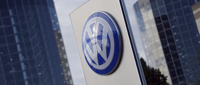 El logotipo de Volkswagen en la ciudad del automóvil en Wolfsburgo (Alemania)