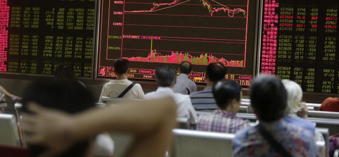 Inversores chinos frente a pantallas que muestran la evolución de su mercado