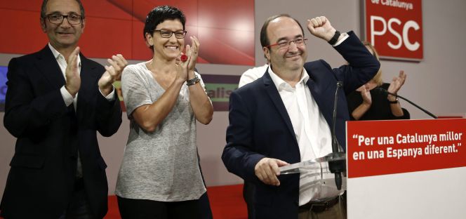 El candidato del PSC, Miquel Iceta (d), durante su valoración ante los medios de comunicación en la sede de los socialistas catalanes en Barcelona, de los resultados obtenidos en las elecciones catalanas.