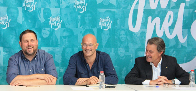 El líder de ERC, Oriol Junqueras, el cabeza de lista de Junts pel Sí, Raül Romeva, y Artur Mas.