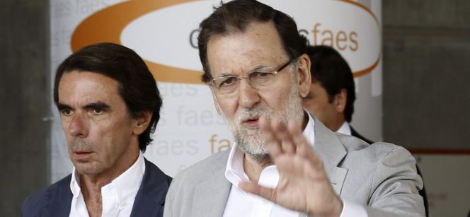 José María Aznar (izquierda) con Mariano Rajoy este verano en el campus Faes.
