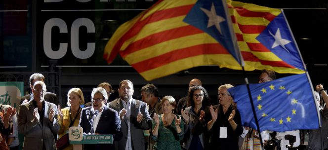 El presidente catalán, Artur Mas, junto a los candidatos de Junts pel Sí tras conocer los resultados del 27S.