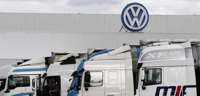 Varios camiones permanecen en el exterior de la fábrica de Volkswagen Navarra. EFEArchivo