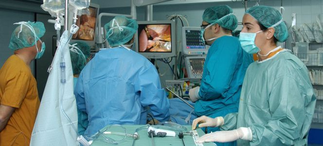 Un grupo de cirujanos realiza una intervención quirúgica.