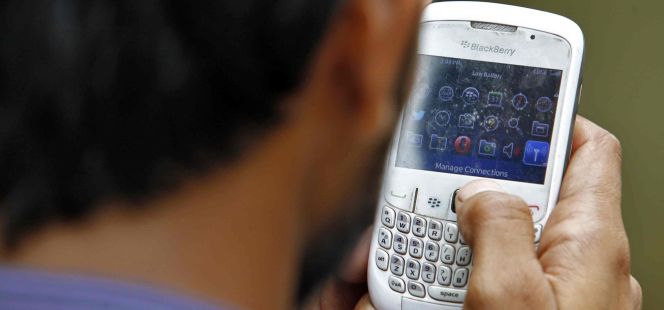 ¿Quiere ahorrar 180 euros en su móvil? llame a la OCU