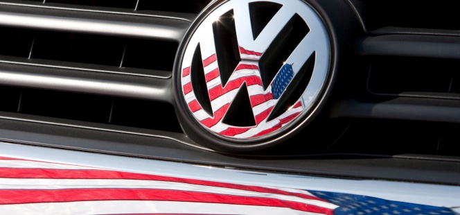 Fotografía de archivo tomada el 13 de mayo de 2009 que muestra una bandera de Estados Unidos reflejada en el logotipo de Vokswagen en Chattanooga (Estados Unidos).