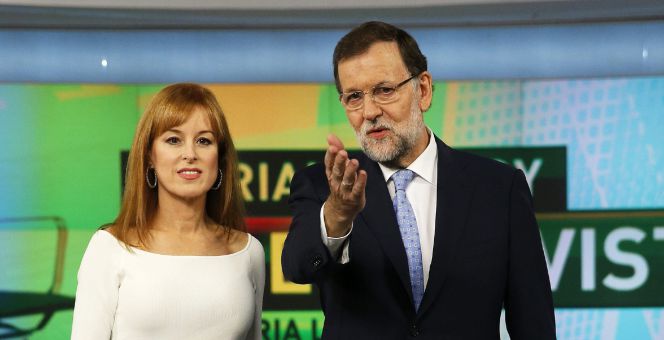 El presidente del Gobierno, Mariano Rajoy, posa con la periodista Gloria Lomana, momentos antes de la entrevista que ha concedido hoy en Antena 3.